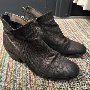 H by Hudson black snake print, textured leather zip-up ankle boot- 39/ US 8